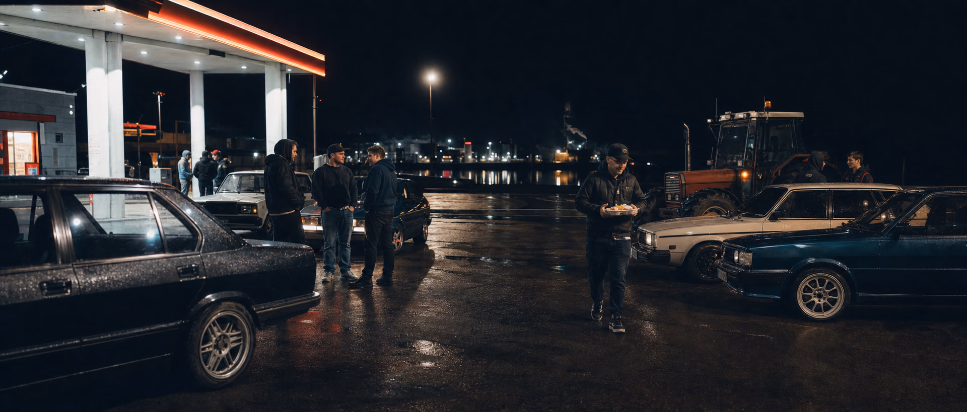 Venner, biler og traktor på en norsk parkeringsplass etter mørkets frembrudd